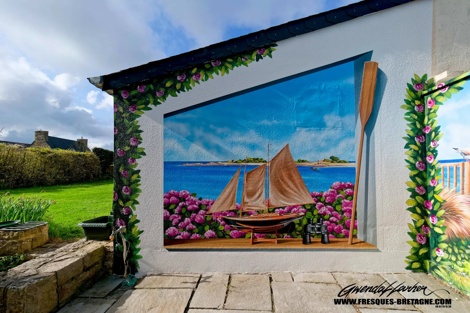 Détail d'une fenêtre en trompe-l'œil avec nature morte et bateau sur le mur d'une terrasse de particulier à Penvenan